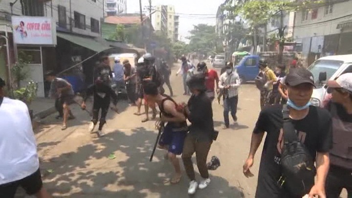 Протесты в Мьянме: за сутки погибли 102 человека