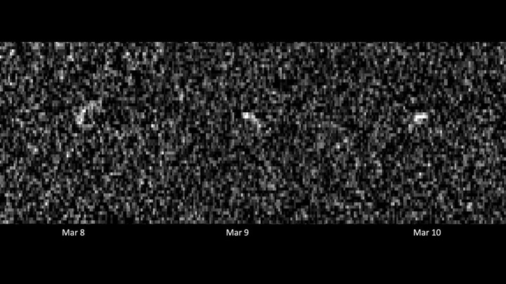 Радиолокационные изображения Апофиса во время сближения с Землёй в марте 2021 года. Один пиксель равен 39 метрам.
