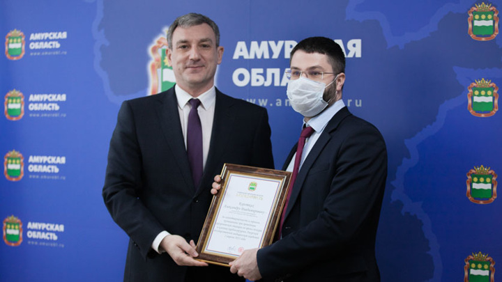 Губернатор Амурской области наградил пожарных и медиков благовещенского кардиоцентра
