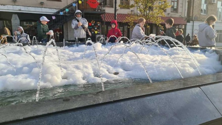 "Пенная" вечеринка: злоумышленники добавили мыло в фонтан во Владивостоке
