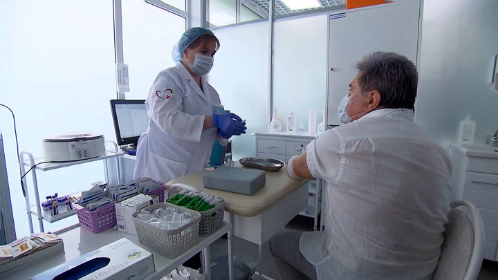 Число москвичей, сделавших прививку от ковида, к концу года может составить 2,5 млн