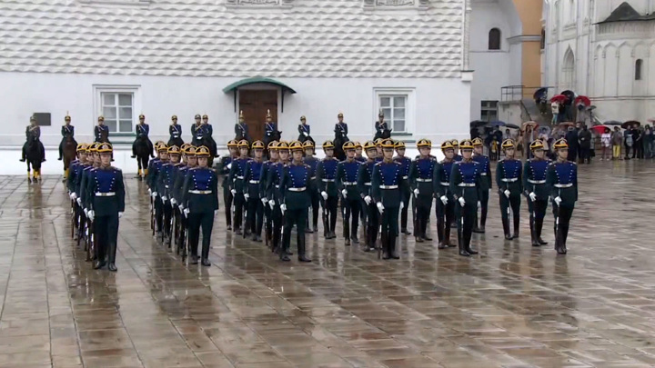 В Кремле прошла первая в сезоне церемония развода караулов