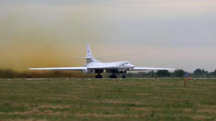 Российские Ту-160 совершили многочасовой облет Арктики