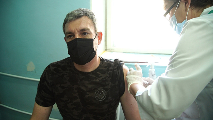 Во время командировки: губернатор Приамурья, переболевший COVID-19, сделал прививку