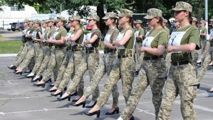 Женщинам-военным Украины пошьют туфли на шнурках после сексистского скандала