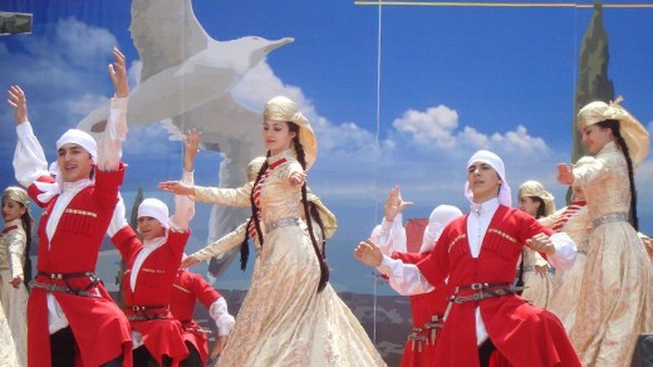 Фестиваль "Танцевальное шоу Кавказа – танец дружбы"