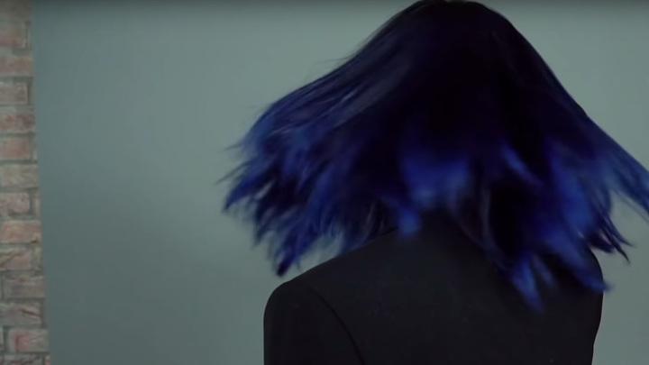 Девочку с пирсингом и синими волосами решено послать к психологу