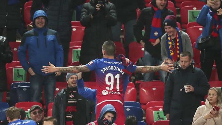 счастливый болельщик празднует гол в автомобиле