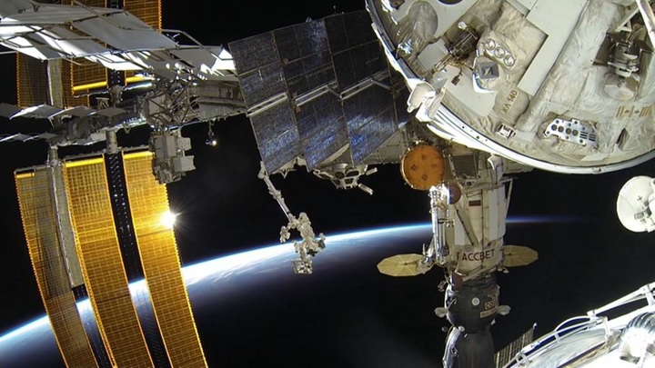 Российские космонавты Артемьев и Матвеев вышли в открытый космос