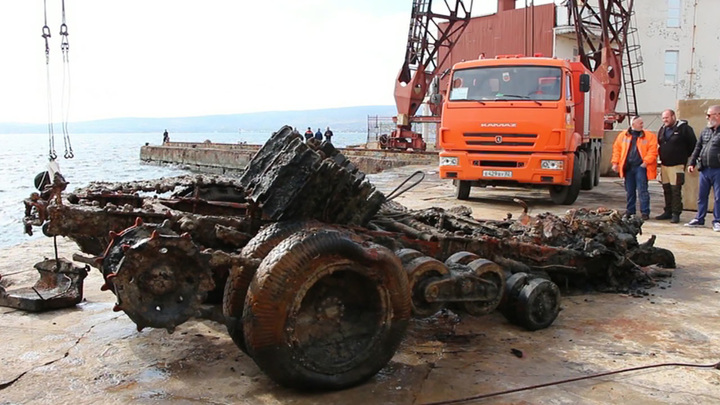 Крымские водолазы МЧС подняли со дна моря грузовик времен войны