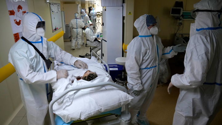 Количество госпитализаций из-за коронавируса в России за сутки составило 9 900