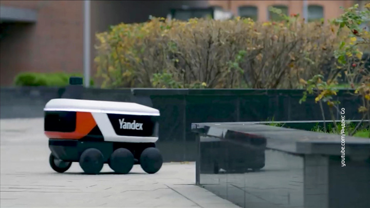 Роботы-роверы "Яндекса" стали почтальонами