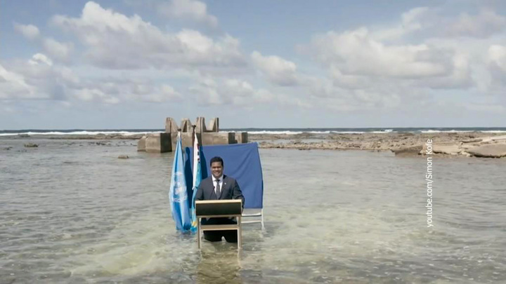 Министр по колено в воде пожаловался на глобальное потепление