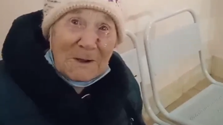 На вокзале в Торжке живет 90-летняя женщина