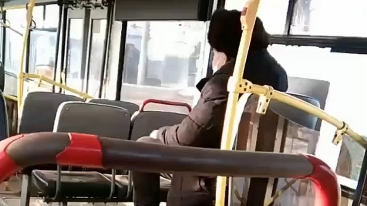 Кондуктор закурил в салоне омского автобуса