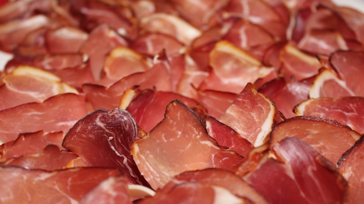 Мясо, зараженное чумой свиней, нашли в магазине в Ставрополе