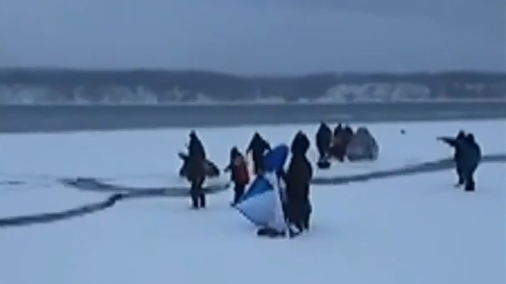 В Красноярском крае откололась льдина с рыбаками