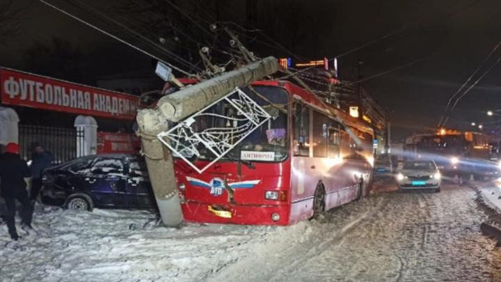 В Кирове рейсовый автобус врезался в столб, пострадали четыре человека