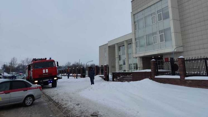"Заминированные" суды Новосибирска возобновили работу после эвакуации