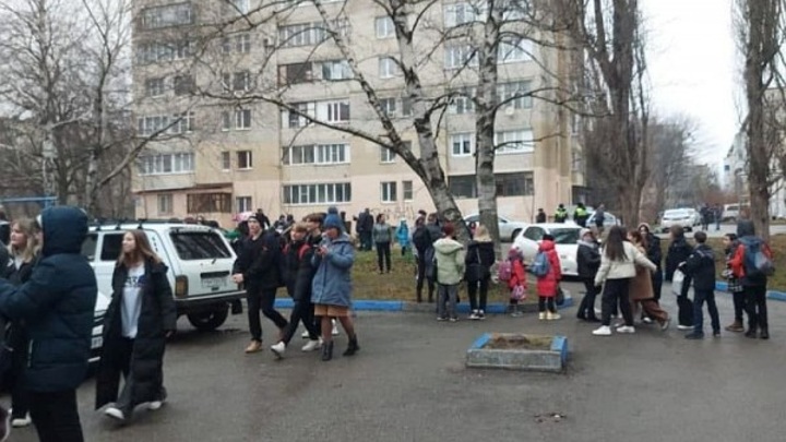 Школы Ставрополя эвакуируют третий день подряд
