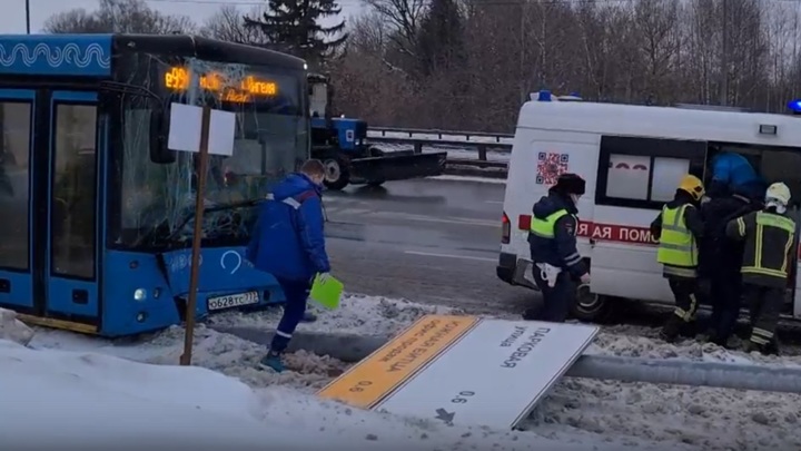 В ДТП с автобусом и такси в Москве пострадали пять человек