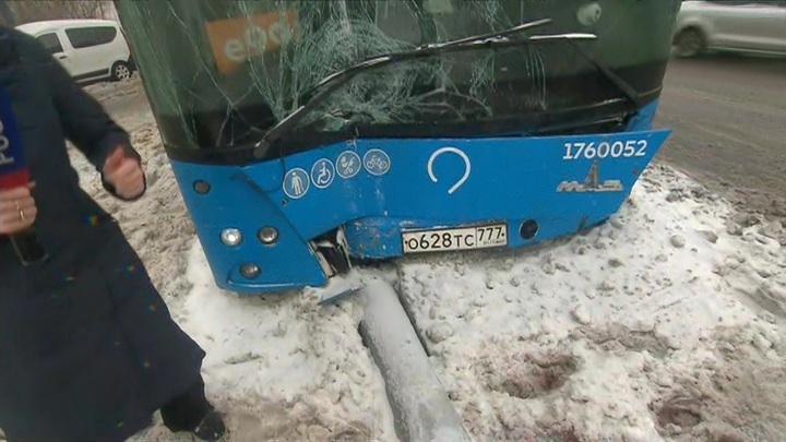 В ДТП с автобусом в Москве пострадали 12 человек