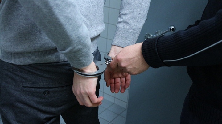 В Мурманской области мужчина украл куртку с деньгами у приятельницы