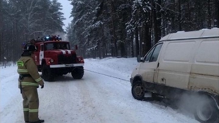 В Липецкой области спасатели вытащили из снега четыре машины