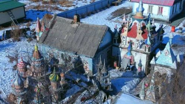 Соборы и крепости украшают участок одного из жителей Приморья
