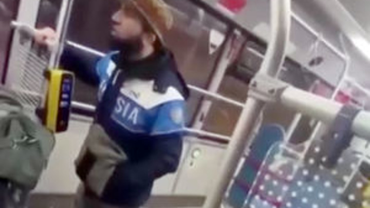 В Москве мужчина агрессивно вел себя в автобусе в адрес других пассажиров