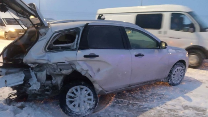На трассе в Татарстане мужчина погиб при установке знака после ДТП