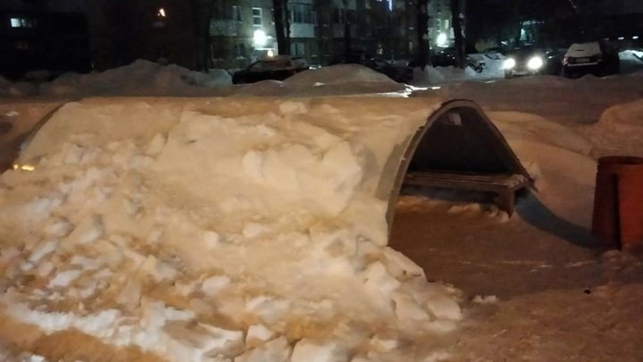 В Перми под тяжестью снега рухнула остановка