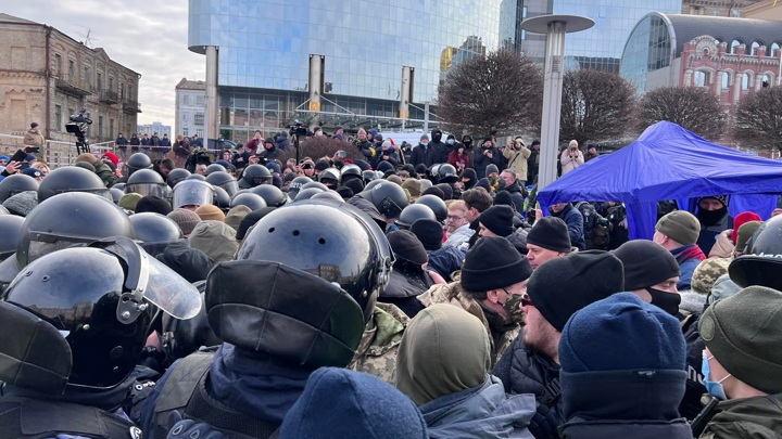 Полиция Киева применила слезоточивый газ против сторонников Порошенко