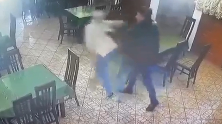 Депутата, толкнувшего официантку в кубанском кафе, исключат из совета