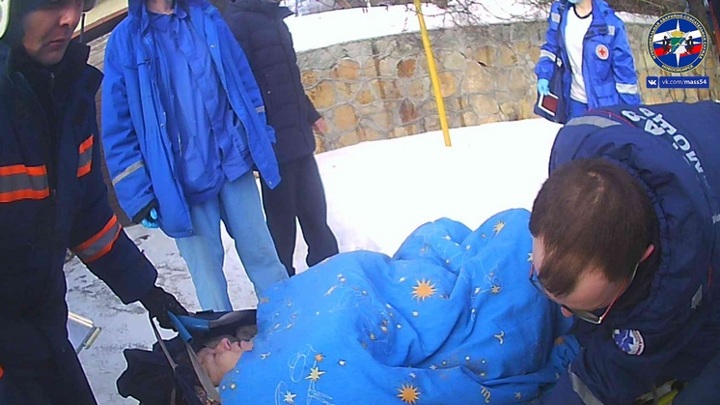 В Новосибирске 62-летняя женщина упала с лестницы в подвал