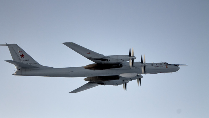 Летчики Северного флота отработали дозаправку Ту-142 от Ил-78 в небе