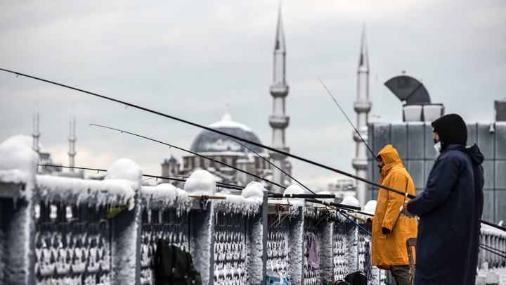 Сугробы и метель в Стамбуле: в городе застряли 7 тысяч россиян