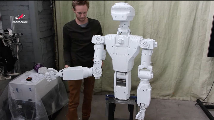 Роскосмос показал человекоподобного робота-аватара