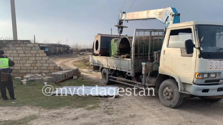 В Дагестане ворота, сбитые грузовиком, упали на двоих детей