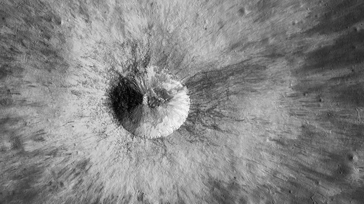 Безымянный лунный кратер, снятый камерой Lunar Reconnaissance Orbiter 3 ноября 2018 года.