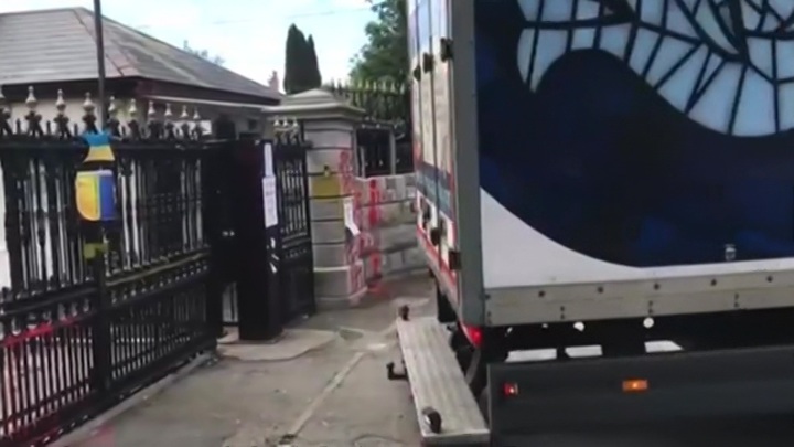 ЧП с грузовиком у посольства России: полицейские бездействовали