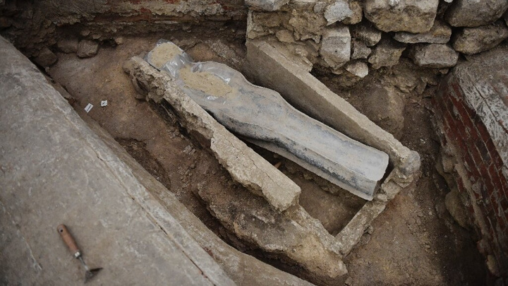 Последствия пожара: в основании Нотр-Дама обнаружен свинцовый саркофаг XIV века в виде тела человека