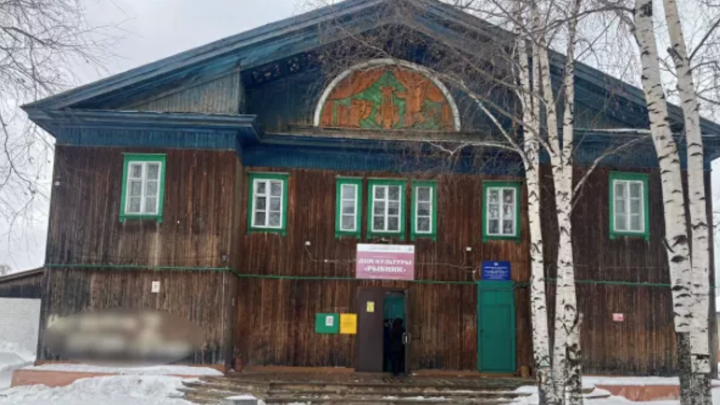 Женщину оштрафовали за оскорбляющую ВС РФ надпись на Доме культуры
