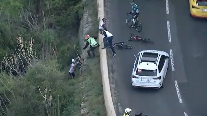 Велогонщик сорвался в пропасть на "Вуэльте Каталонии"