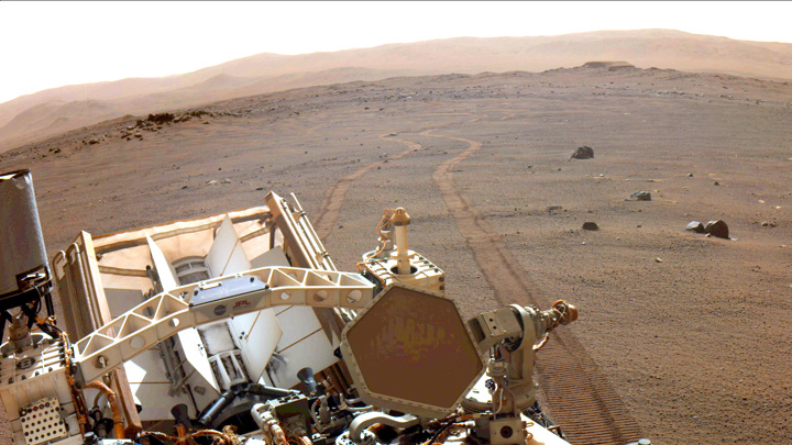 Марсоход Perseverance сфотографировал следы, оставленные колёсами, 17 марта 2022 года.