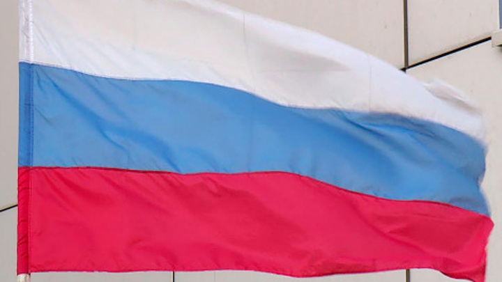 Жительница Обнинска плюнула на прикрепленный к машине российский флаг
