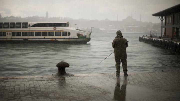 Мина в проливе Босфор ударила по рыболовам