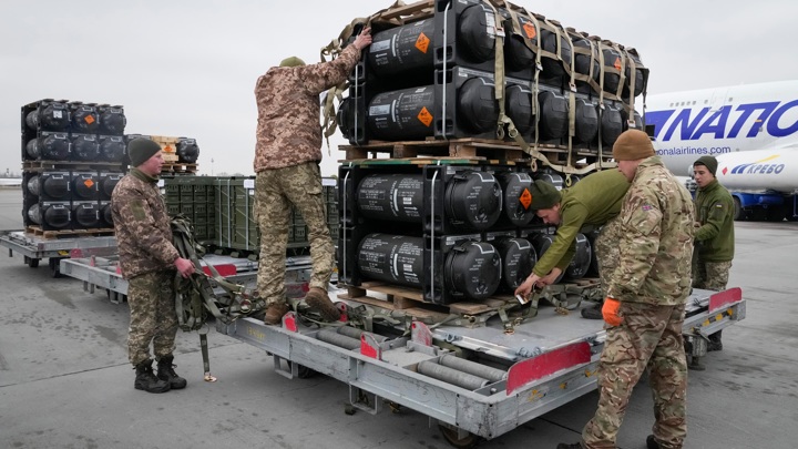 США могут приостановить поставки вооружений Украине