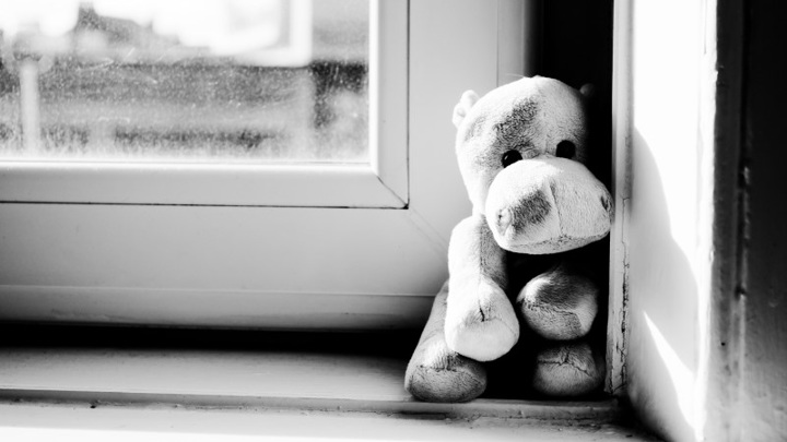 В Приморье 2-летняя девочка выпрыгнула из окна вслед за отцом