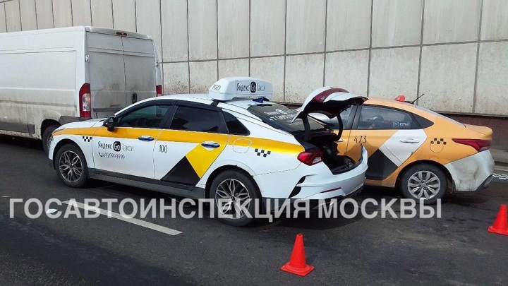 Таксист насмерть сбил осматривавшего машину коллегу в Москве